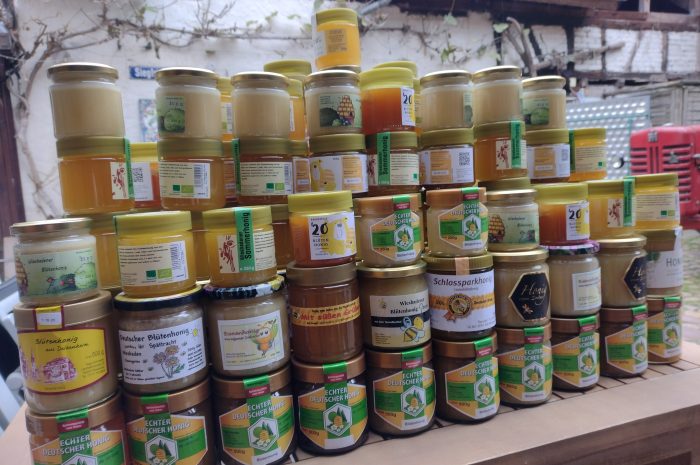 Wiesbadener Imker spenden Honig für die Tafel